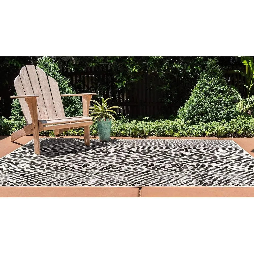 5' 3' X 8' Outdoor rug black and ivory