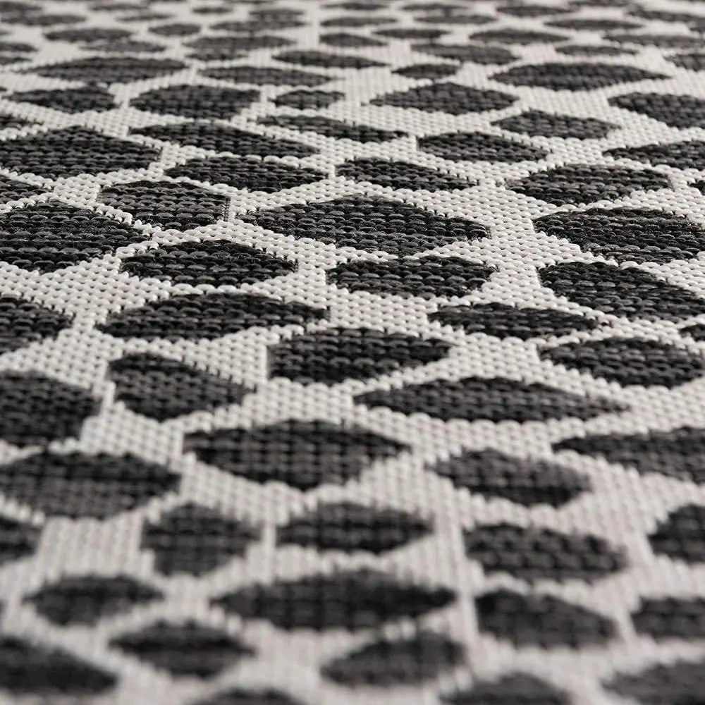 5' 3' X 8' Outdoor rug black and ivory