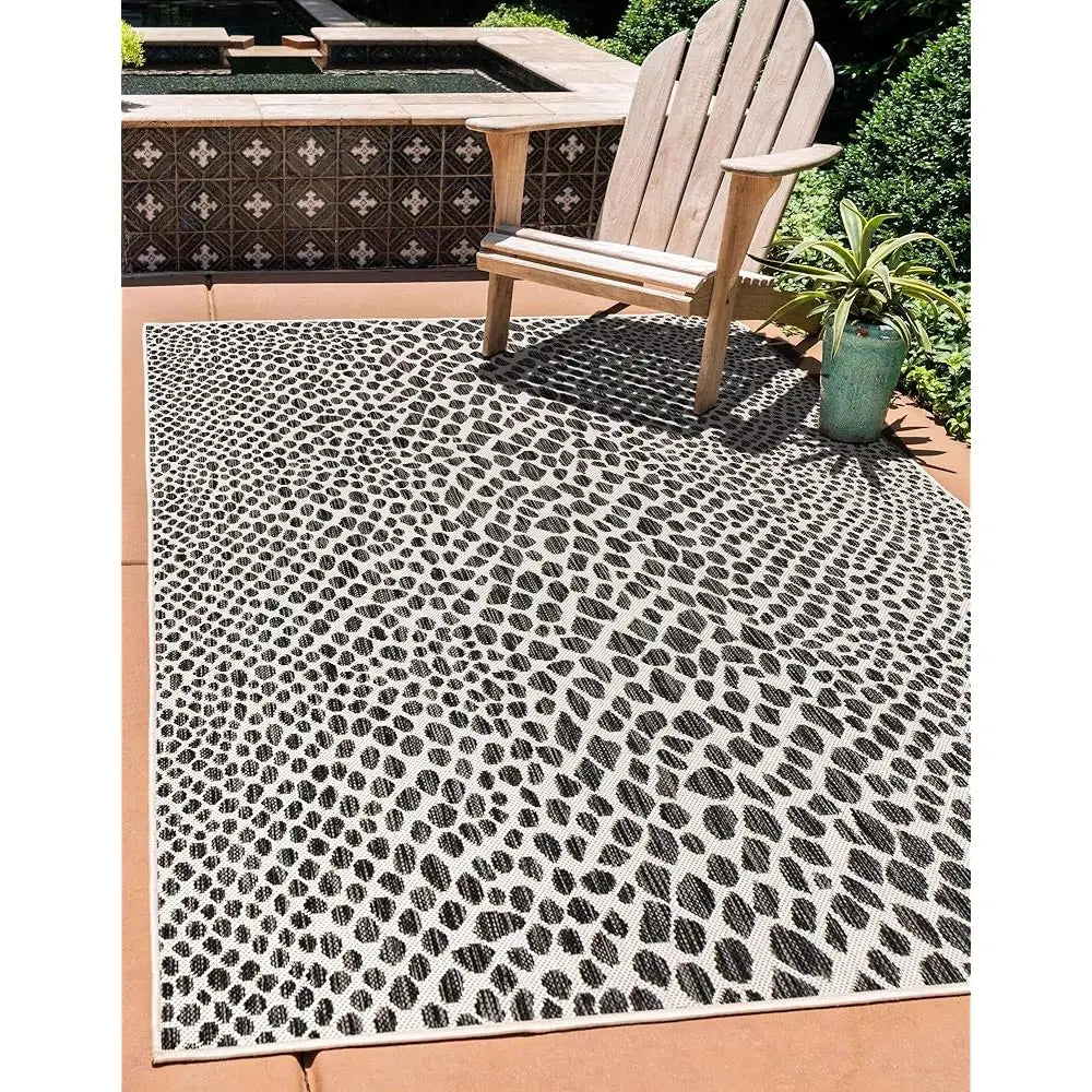 5' 3' X 8' Outdoor rug black and ivory