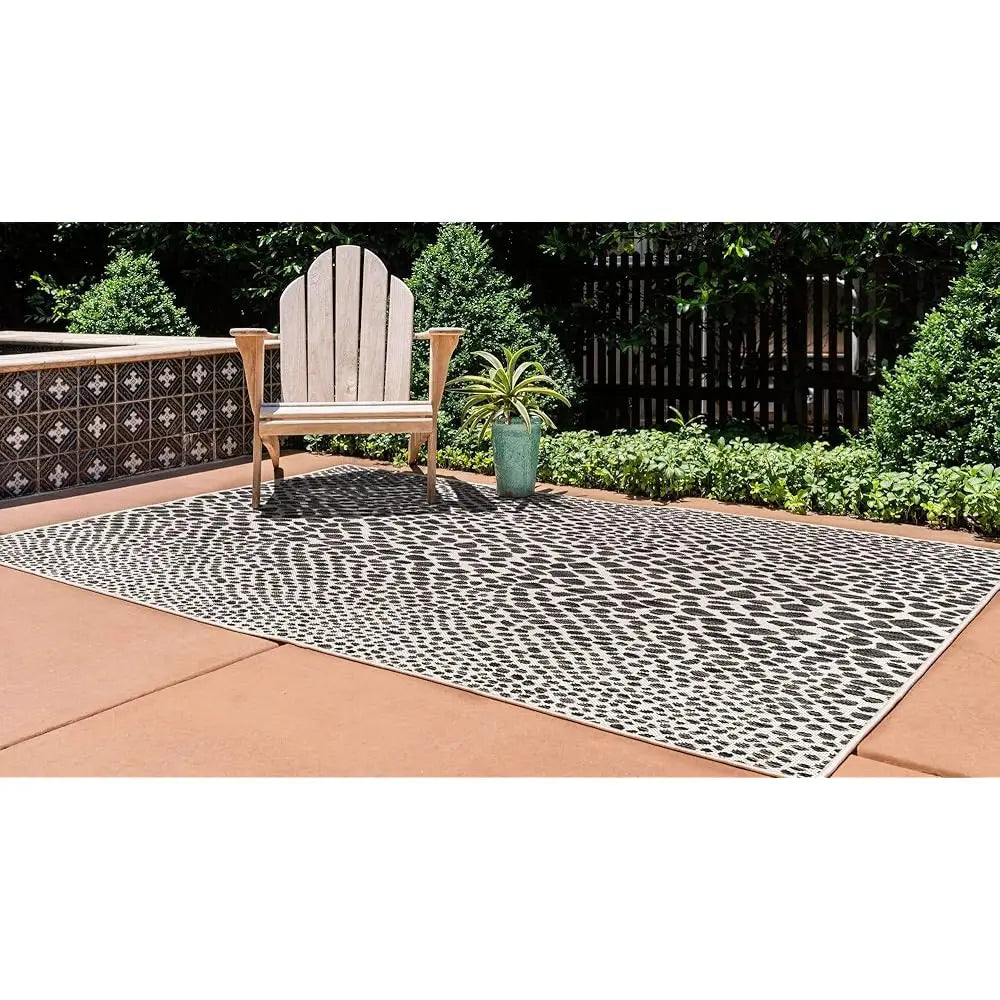 5' 3' X 8' Outdoor rug black and ivory