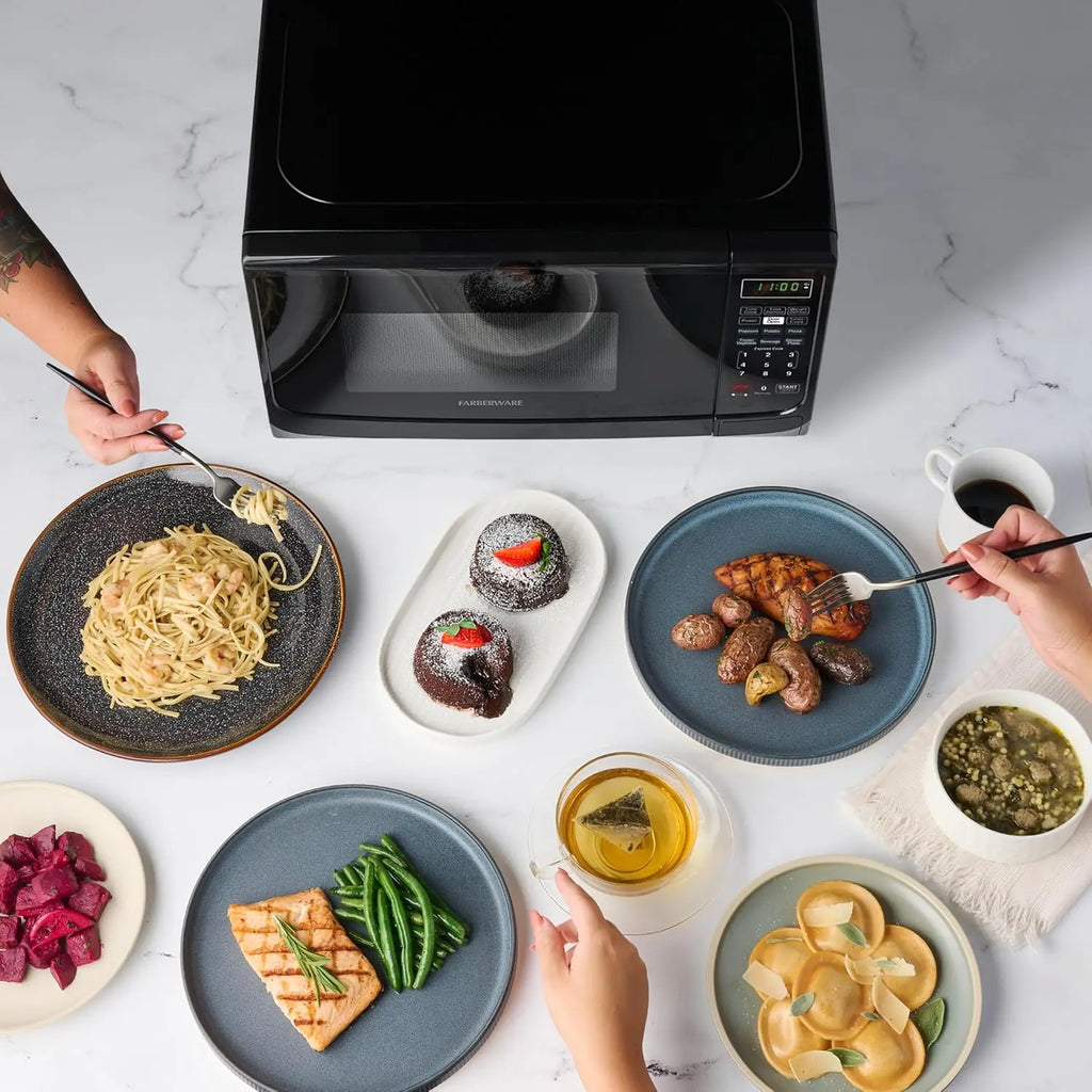 Compact 0.7 CF Microwave, 700 Watts, Black